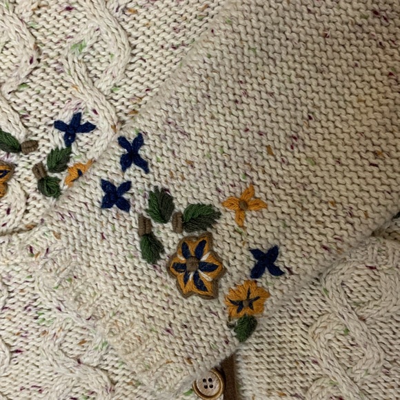 SALE Vintage hand embroidered cable knit cardigan with wooden buttons oversized - Picture 5 of 11